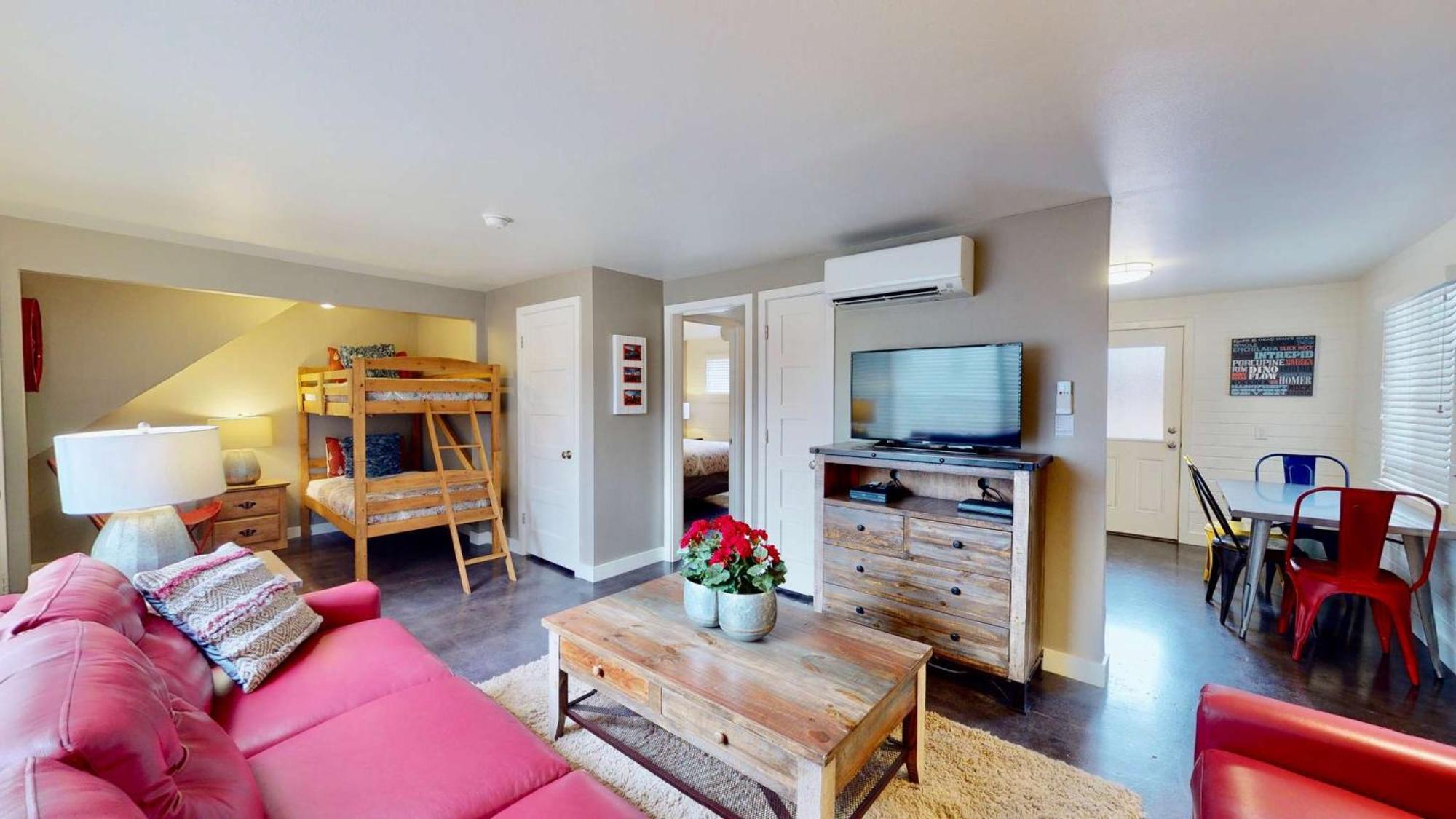 Downtown Cozy Base - Purple Sage 2 Holiday home